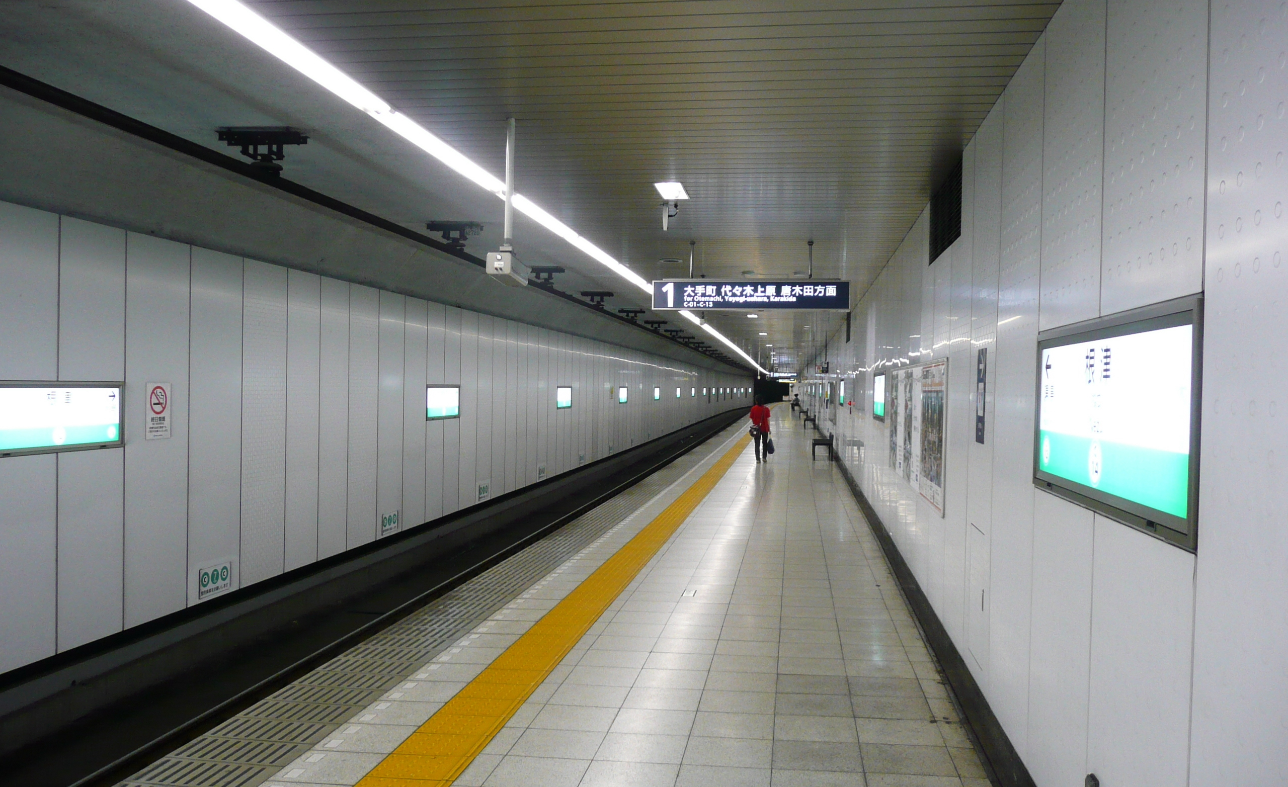 東京メトロ千代田線、根津駅ホームの画像